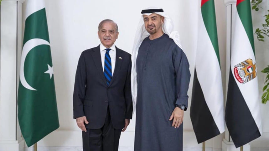 আরব আমিরাতে পাকিস্তানের প্রধানমন্ত্রী শেহবাজ শরীফকে স্বাগত জানান আমিরাতের প্রেসিডেন্ট। ফাইল ছবি: সংগৃহীত