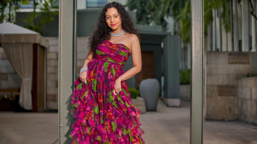 কোঁকড়া চুলই এখন ট্রেন্ড, যত্ন নেবেন যেভাবে