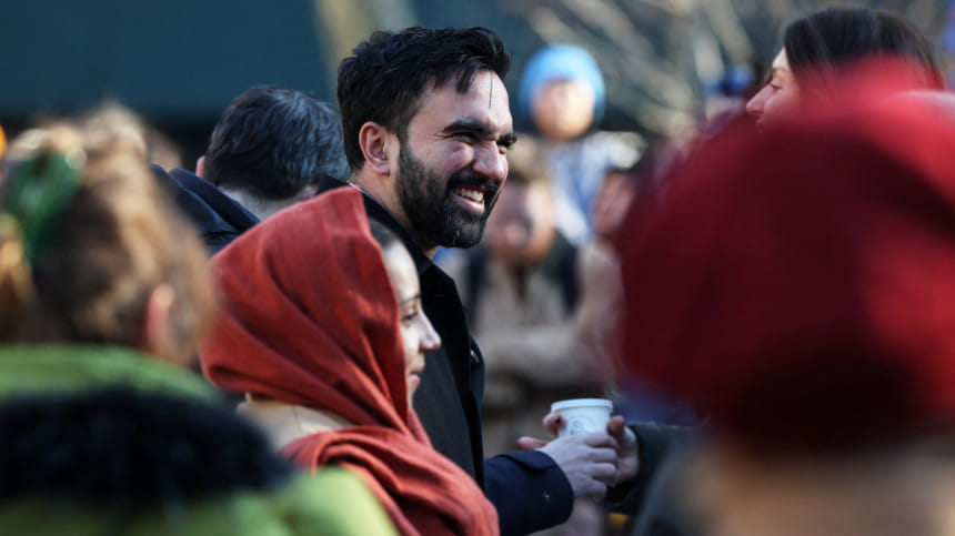 নিউইয়র্কের স্টাইভেসান্ট স্কয়ার পার্কে গরম কোকোয়া পানীয় বিতরণ করছেন মেয়র মামদানি। ছবি: রয়টার্স