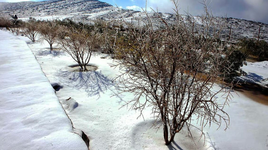 ২০০৯ সালের ২৪ জানুয়ারি সংযুক্ত আরব আমিরাতের রাস আল খাইমার জেবেল জাইস অঞ্চল বরফে ঢেকে যায়। ফাইল ছবি: এএফপি 