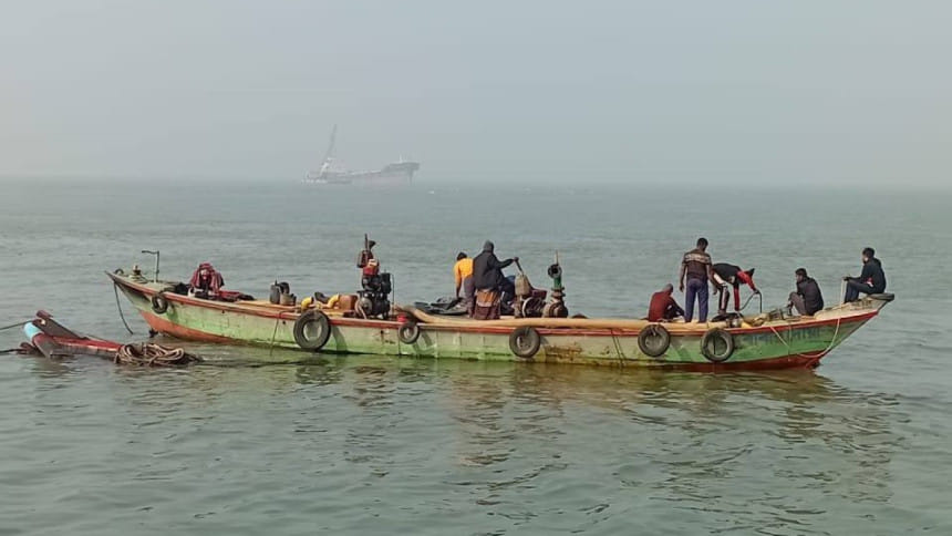 মেঘনায় জাহাজের ধাক্কায় ২৭৫ টন লবণবোঝাই ট্রলারডুবি