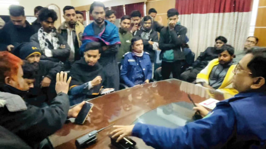 ‘থানা জ্বালিয়েছি...এসআইকে পুড়িয়েছি’ হুমকি দেওয়া বৈষম্যবিরোধী নেতা মাহদী আটক