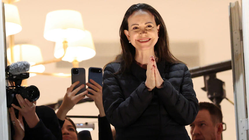 তার পক্ক নিয়ে মেয়ে আন্না নোবেল গ্রহণ করার পর গ্র্যান্ড হোটেলে ছবির জন্য পোজ দেন মারিয়া মাচাদো। ছবি: রয়টার্স