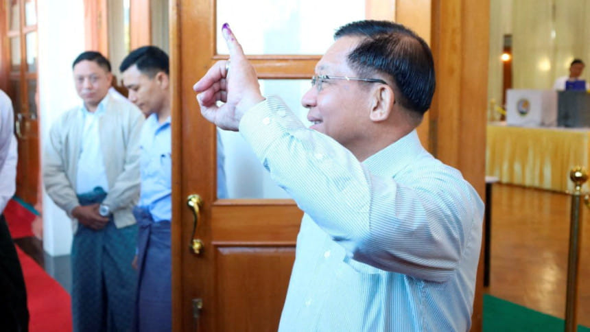 ভোট দেন জান্তাপ্রধান মিন অং হ্লাইং । ফাইল ছবি: রয়টার্স