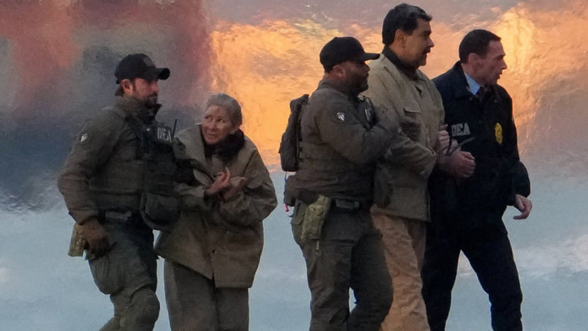 মাদুরো ও তার স্ত্রীর সঙ্গে মার্কিন আইনপ্রয়োগকারী সংস্থার কর্মকর্তারা। ছবি: রয়টার্স