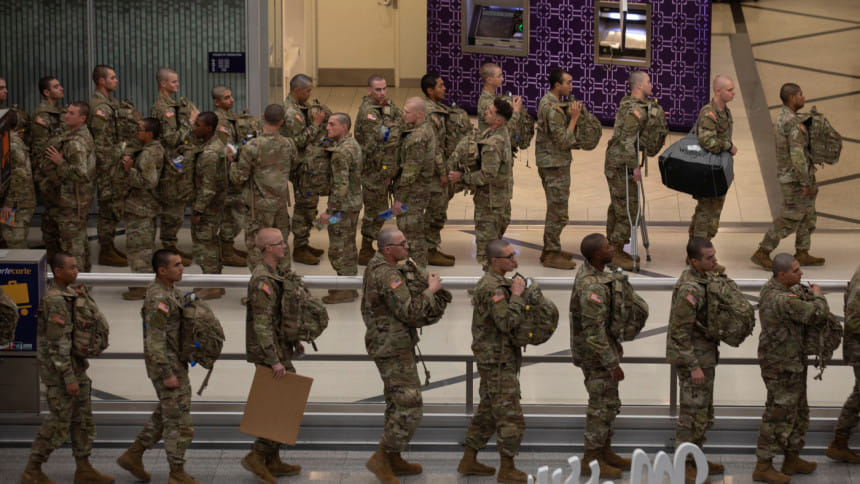 বড়দিনের ছুটিতে পরিবারের কাছে ফিরছেন মার্কিন শিক্ষানবিশ সেনারা। ফাইল ছবি: রয়টার্স