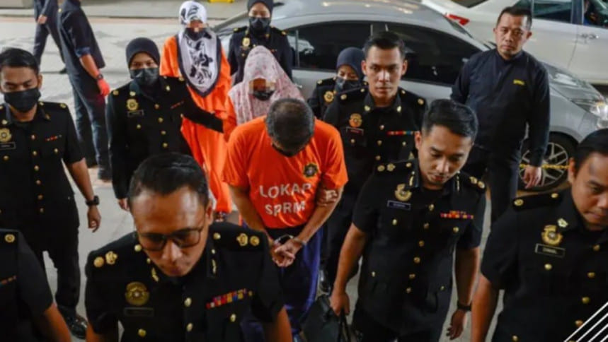 দুই স্ত্রীসহ মালয়েশিয়ার সাবেক সেনপ্রধান হাফিজউদ্দিনকে আদালতে হাজির করা হচ্ছে। ছবি: স্টার মালয়েশিয়া