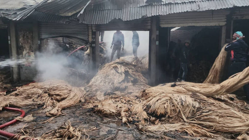 গোপালগঞ্জের মুকসুদপুরে গুদামে আগুন, পুড়ে গেছে প্রায় ২৬০০ মণ পাট
