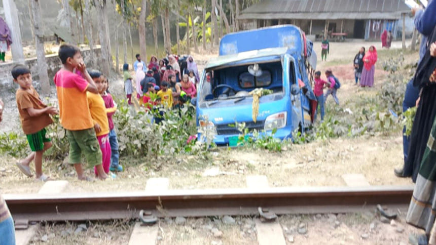 ফরিদপুরে পিকআপে ট্রেনের ধাক্কায় নিহত ৩, আহত ১০