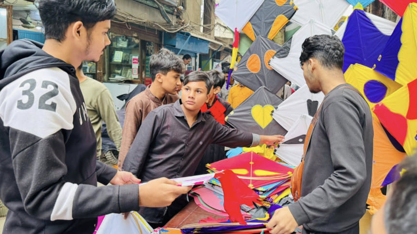 সাকরাইন উৎসব: পুরান ঢাকার ঘুড়ির বাজারে ভিড়