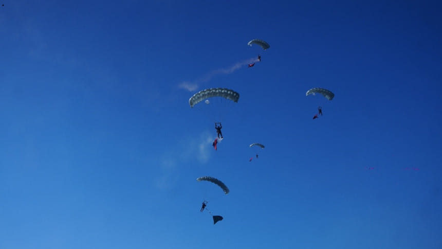 সর্বাধিক জাতীয় পতাকা নিয়ে প্যারাস্যুটিং করে বাংলাদেশের বিশ্ব রেকর্ড