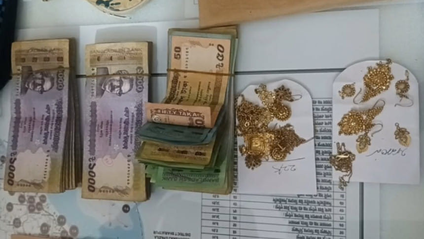 চাঁদপুরে খড়ের গাদা থেকে নগদ টাকা ও স্বর্ণালংকার উদ্ধার