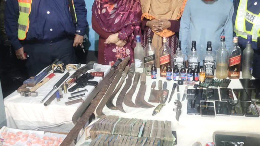 নরসিংদীতে যৌথ অভিযানে অস্ত্র-মাদক-নগদ অর্থ উদ্ধার, গ্রেপ্তার ৭