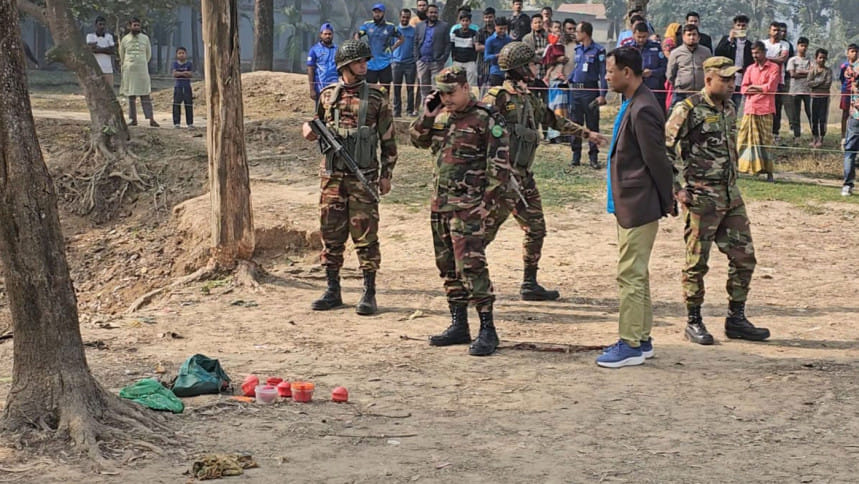 গাজীপুরে পুকুরে জাল ফেলতেই উঠে এলো ‘ককটেল’ ভর্তি ব্যাগ
