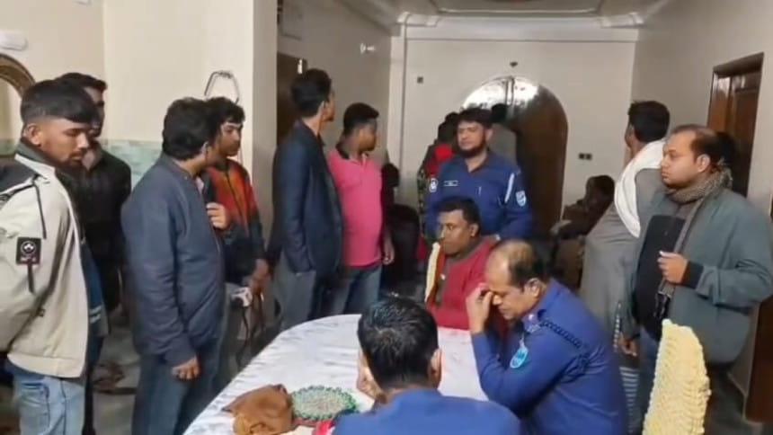 ‘চুরি দেখে ফেলায়’ নারীকে ছুরিকাঘাতে হত্যা, পুলিশের সামনে অভিযুক্ত ‘গণপিটুনিতে’ নিহত