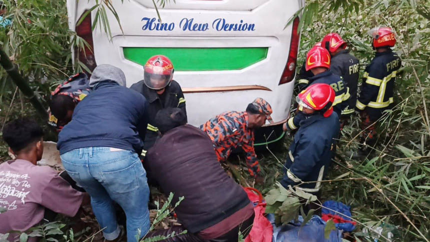 মাদারীপুরে অটোরিকশায় চাপা দিয়ে বাস খাদে, নিহত অন্তত ৬