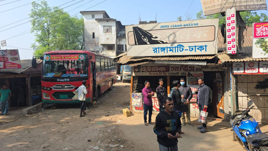 টোকেন ফি নিয়ে বিরোধ: রাঙামাটি থেকে চট্টগ্রাম ও ঢাকা রুটে বাস চলাচল বন্ধ