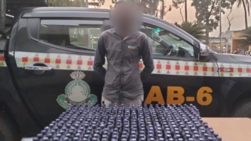 সাতক্ষীরায় ৩২৪ বোতল ফেনসিডিলসহ একজন গ্রেপ্তার