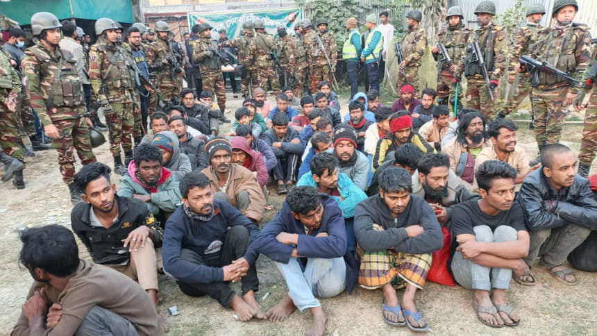 টঙ্গীর বস্তিতে যৌথবাহিনীর অভিযান, হাতবোমা-মাদকসহ আটক ৩৫