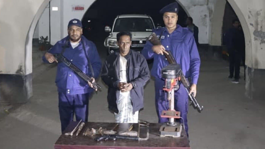 ফরিদপুরে অস্ত্র তৈরির ওয়ার্কশপে যৌথ বাহিনীর অভিযান, মিস্ত্রি গ্রেপ্তার