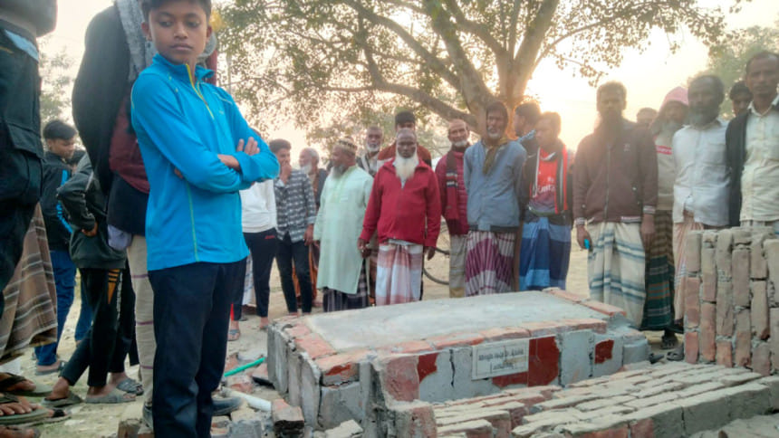 সিরাজগঞ্জে পরিত্যক্ত বেসিন ধসে ২ শিশুর মৃত্যু