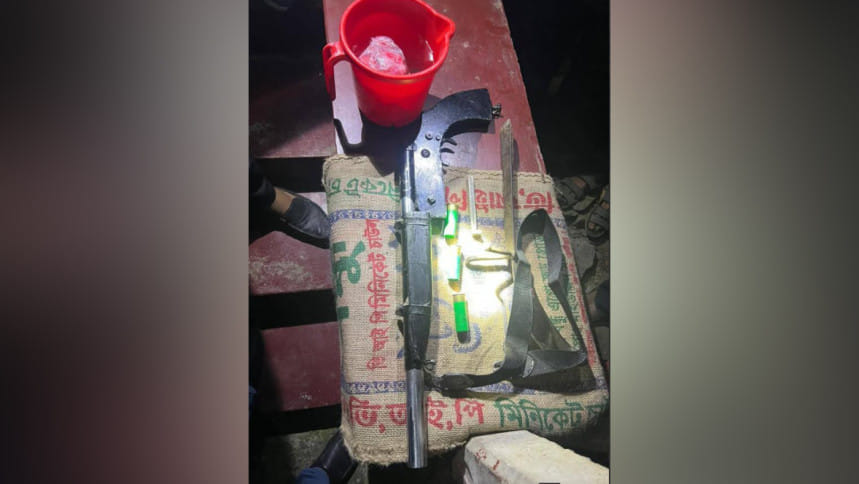 ঝিনাইদহে অস্ত্রসহ যুবক আটক, গণপিটুনি দিয়ে পুলিশে সোপর্দ