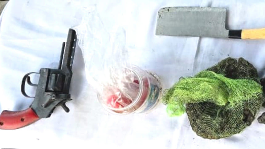 মানিকগঞ্জে যৌথ অভিযানে বিদেশি আগ্নেয়াস্ত্র, বোমা ও ককটেল উদ্ধার