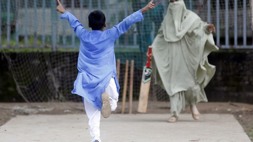Mother love for cricket1 Mother love for cricket1