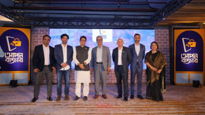 আপন বাজারের কর্মকর্তাদের সঙ্গে ডাক, টেলিযোগাযোগ ও তথ্যপ্রযুক্তি প্রতিমন্ত্রী জুনাইদ আহমেদ পলক। ছবি: প্রেস রিলিজ থেকে সংগৃহীত