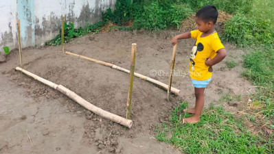 বাবার কবরের পাশে দাঁড়িয়ে থাকে আয়াত