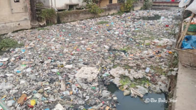 প্লাস্টিক-পলিথিন বর্জ্যে পরিপূর্ণ খাল