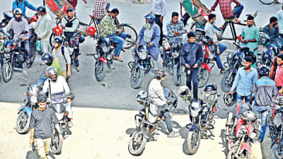 রাইড শেয়ারিং ব্যবসায় নিয়োজিত বাইকার। ছবি: প্রবীর দাশ/স্টার