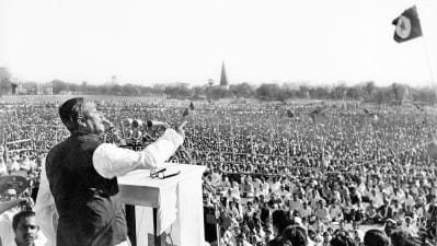 ১৯৭১ সালের ৭ মার্চ রেসকোর্সের ময়দানে শেখ মুজিবর রহমান ভাষণ দিচ্ছেন। ফাইল ছবি: রফিকুর রহমান/উইকিমিডিয়া কমন্স