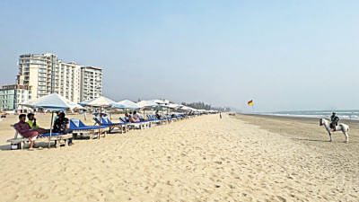 রমজানে কক্সবাজার সৈকত মোটামুটি ফাঁকাই চিল, কারণ দর্শনার্থীরা ঘোরার চেয়ে ধর্ম পালনকে বেশি গুরুত্ব দেন। ছবি: মোকাম্মেল শুভ ও সোহরাব হোসেন/স্টার