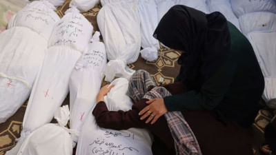 প্রিয়জন হারিয়ে ভেঙে পড়েছেন দুই ফিলিস্তিনি নারী। ফাইল ছবি: এএফপি