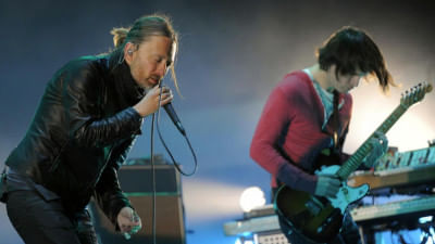 রেডিওহেডের ভোকাল থম ইয়র্ক ও গিটারিস্ট জনি গ্রিনউড। ফাইল ছবি: সংগৃহীত