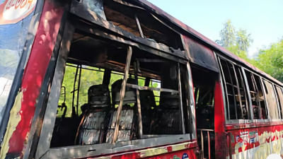 কালিয়াকৈরে দাঁড়িয়ে থাকা বাসে আগুন