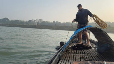ফরিদপুরে বাল্কহেড থেকে পদ্মা নদীতে পড়ে সুকানি নিখোঁজ
