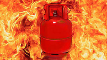 রান্নাঘরে সিলিন্ডার থেকে ছড়িয়ে পড়া গ্যাসে আগুন