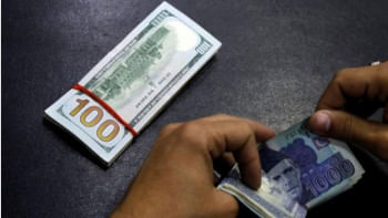 আজ শুক্রবারও মার্কিন ডলারের বিপরীতে পাকিস্তানি মুদ্রা রুপির অবমূল্যায়ন অব্যাহত রয়েছে। প্রতিকী ছবি: রয়টার্স