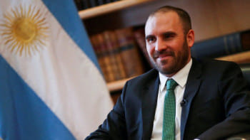 আর্জেন্টিনার সদ্য-সাবেক অর্থমন্ত্রী মার্টিন গুজমান। ফাইল ছবি: রয়টার্স