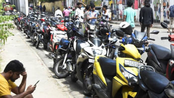 শ্রীলঙ্কা তীব্র জ্বালানী সঙ্কটে ভুগছে। লম্ছবা লাইনে অপেক্ষা করছেন বাইক চালকরা। ছবি : টুইটার থেকে নেওয়া