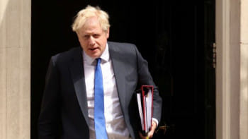 ডাউনিং স্ট্রিটের কার্যালয় থেকে বের হয়ে আসছেন বরিস জনসন। ছবি: রয়টার্স