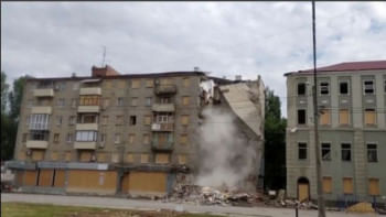 খারকিভ অঞ্চলের উত্তর-পূর্ব দিকে অবস্থিত শহর চুহুইভে রকেট হামলায় ক্ষতিগ্রস্ত স্থাপনা। ছবি: রয়টার্স