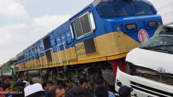 মাইক্রোবাসে ট্রেনের ধাক্কা, আহত ৭ জন চমেক হাসপাতালে 