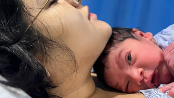 ভেরিফায়েড ফেসবুক পেজে পরীমনি নিজের সন্তানসহ এই ছবিটি পোস্ট করেন। ছবি: ফেসবুক থেকে নেওয়া