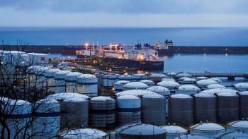 জাহাজে করে এলএনজি পরিবহণ করা হচ্ছে। ছবি: রয়টার্স