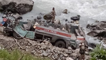 কাশ্মীরে বাস খাদে