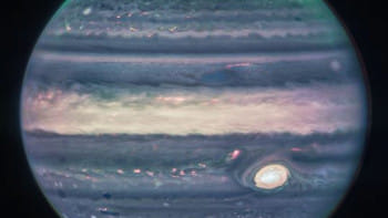 ইনফ্রারেড ছবিতে গ্রহের বৈশিষ্ট্য বোঝানোর জন্য কৃত্রিমভাবে নীল, সাদা, সবুজ, হলুদ ও কমলা রঙে রাঙানো হয়। ছবি: নাসার ওয়েবসাইট