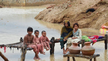 পাকিস্তানের বালুচিস্তানের জাফরাবাদের এক গ্রামে বন্যার পানিতে ঘর ভেঙ্গে যাওয়ায় অস্থায়ী বাসস্থানে থাকছে এক পরিবার। ছবি: রয়টার্স